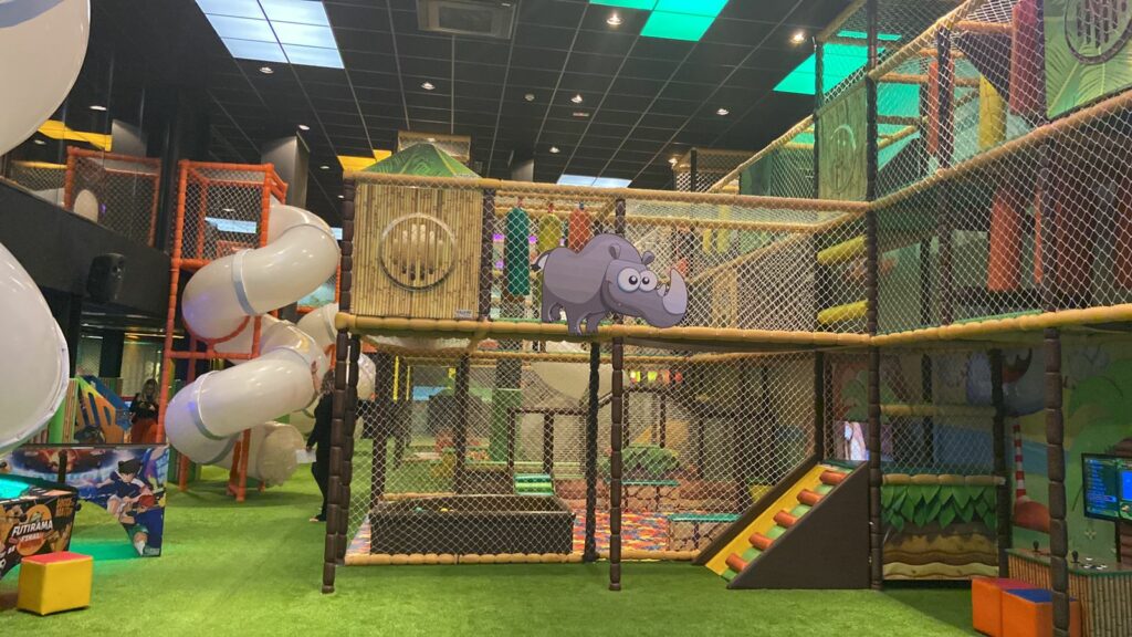 Imagem do Coco Bambu pra ilustrar post sobre bares e restaurantes que estão apostando em espaços kids.
